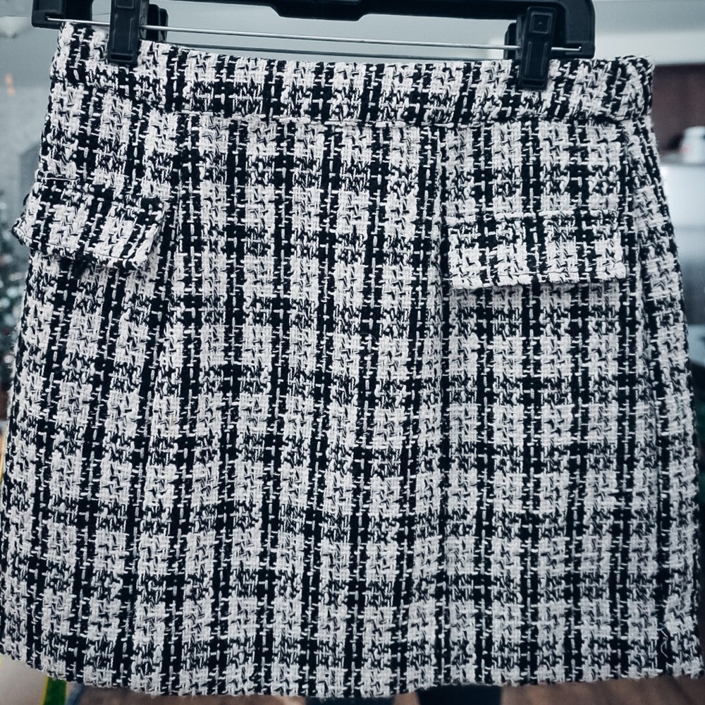 Black and white knit skirt